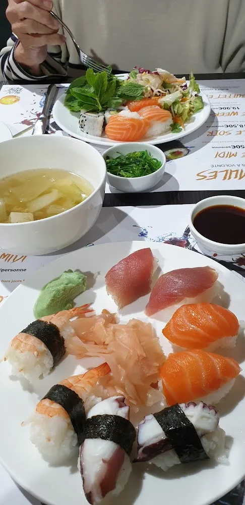 Divers Savoureux Sushis c'est Notre Restaurant-buffet Préféré A Recommander